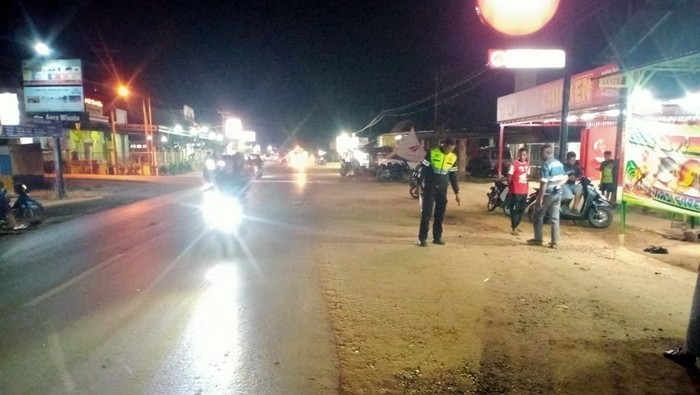Polisi melakukan olah TKP ban truk trailer copot menghantam warung makan di Konawe.