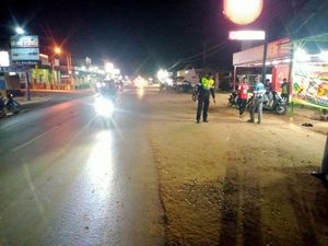 Ban Truk Copot Hantam Warung Makan di Pinggir Jalan Konawe, 1 Pengunjung Luka