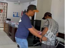 Pria Ini Aniaya Istri-Anaknya dengan Sajam karena Tak Diberi Uang