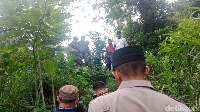 Polisi olah TKP penemuan mayat di Pangalengan, Kabupaten Bandung.