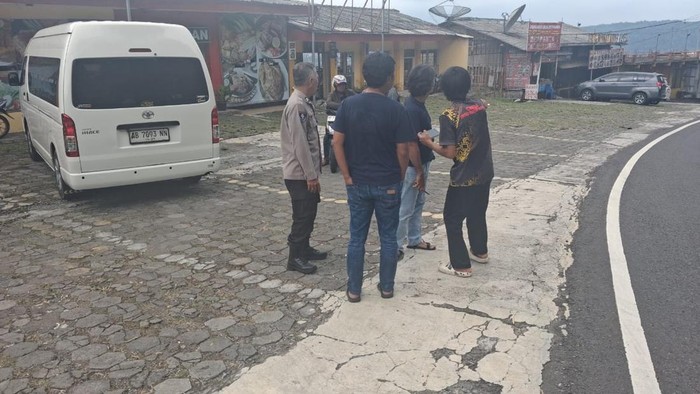 Polisi saat mendatangi lokasi penganiayaan di kawasan Bukit Bintang, Plesedan, Srimulyo, Piyungan, Bantul.