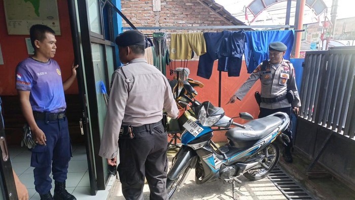 Polisi saat mendatangi pos damkar sektor 6 Piyungan, Bantul, TKP petugas kemalingan motor, Jumat (16/1/2026).