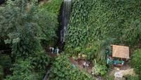 Eden Project di Cornwall, Inggris, dikenal sebagai kebun botani inovatif yang dibangun di bekas tambang kaolin. Dengan bioma raksasa berisi tanaman tropis dan Mediterania, Eden Project menggabungkan edukasi lingkungan, arsitektur futuristik, dan isu keberlanjutan global. Getty Images/Richard Baker