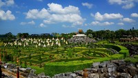 Nong Nooch Tropical Botanical Garden di Chon Buri, Thailand, dikenal sebagai kebun raya tropis terbesar di Asia Tenggara. Taman ini memiliki koleksi tanaman tropis, taman tematik yang luas, serta Cycad Gene Bank yang menjadi rujukan konservasi internasional. Dok. Wikimedia/Mark Stepanov