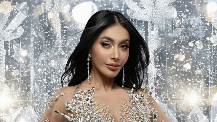 Potret Denada Pamer Kue Ultah hingga Jajan Crepe di Bangkok