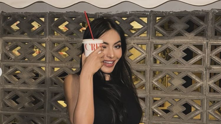 Potret Denada Pamer Kue Ultah hingga Jajan Crepe di Bangkok