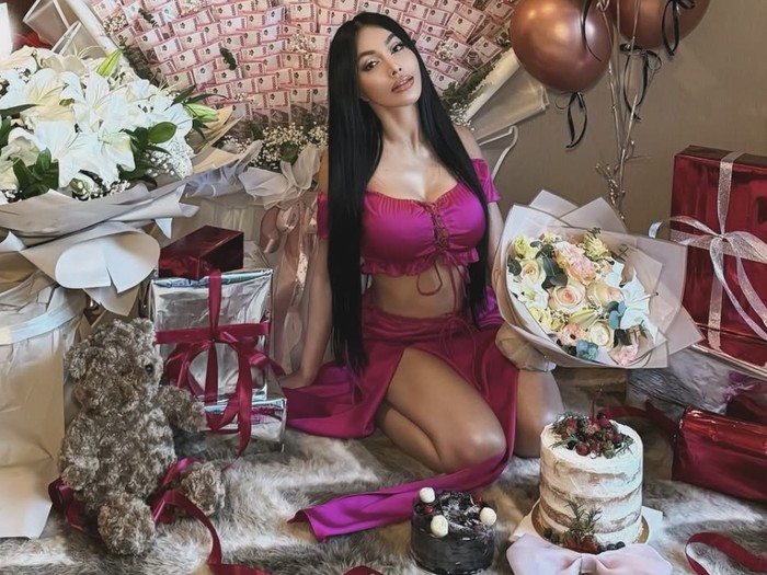 Potret Denada Pamer Kue Ultah hingga Jajan Crepe di Bangkok