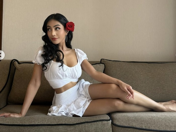 Potret Denada Pamer Kue Ultah hingga Jajan Crepe di Bangkok