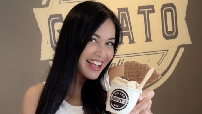 Potret Denada Pamer Kue Ultah hingga Jajan Crepe di Bangkok