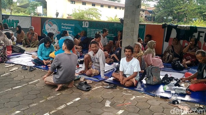 Potret pengungsian di Aula Kantor Kecamatan Pekalongan Barat, Kota Pekalongan Sabtu (17/1/2026).