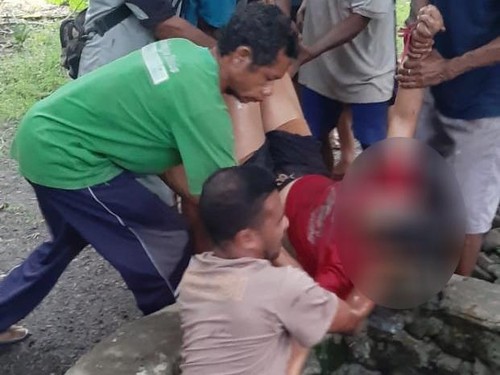 Proses evakuasi perempuan pengidap epilepsi yang tewas terjatuh dalam sumur di Poabas, Desa Oelfatu, Kecamatan Amfoang Barat Laut, Kabupaten Kupang, NTT, Kamis (15/1/2026). (Dok. Polsek Amfoang Utara)