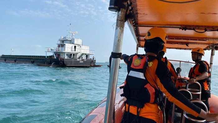 Proses pencarian ABK Kapal Tamark 02 oleh Tim SAR. (Dok Tim SAR)