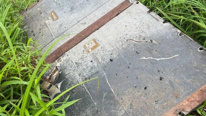 Puing dan kertas diduga milik Pesawat ATR 42-500 yang jatuh di Maros. Dokumen Istimewa