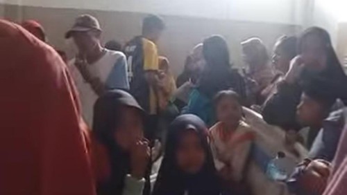 Puluhan siswa SDN 1 Darmaji, Kecamatan Kopang, Lombok Tengah, menjalani perawatan setelah diduga keracunan susu MBG. (Foto: Dok. Istimewa)