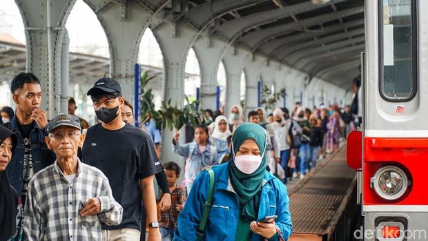 Ramainya Penumpang di Stasiun Jakarta Kota Saat Libur Panjang Penumpang memadati Stasiun Jakarta Kota, Sabtu (17/1/2026). Sejak pagi, arus penumpang KRL Commuter Line terus berdatangan dan memenuhi area peron hingga ruang tunggu stasiun.