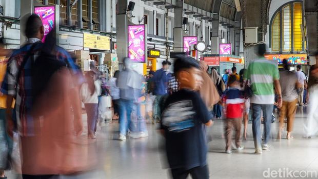 Ramainya Penumpang di Stasiun Jakarta Kota Saat Libur Panjang Penumpang memadati Stasiun Jakarta Kota, Sabtu (17/1/2026). Sejak pagi, arus penumpang KRL Commuter Line terus berdatangan dan memenuhi area peron hingga ruang tunggu stasiun.