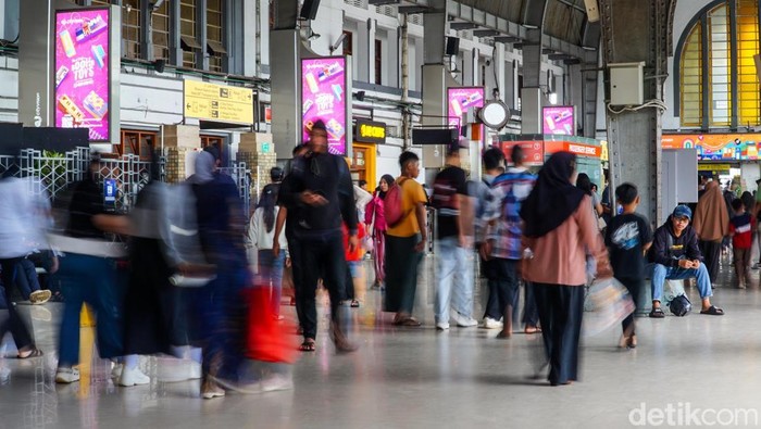 Penumpang memadati Stasiun Jakarta Kota, Sabtu (17/1/2026). Sejak pagi, arus penumpang KRL Commuter Line terus berdatangan dan memenuhi area peron hingga ruang tunggu stasiun.