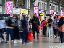 Ramainya Penumpang di Stasiun Jakarta Kota Saat Libur Panjang