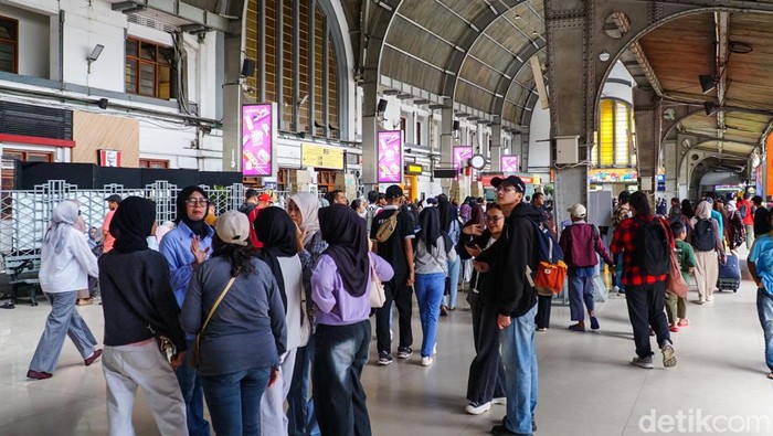 Penumpang memadati Stasiun Jakarta Kota, Sabtu (17/1/2026). Sejak pagi, arus penumpang KRL Commuter Line terus berdatangan dan memenuhi area peron hingga ruang tunggu stasiun.
