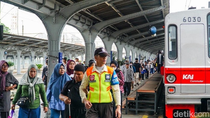 Penumpang memadati Stasiun Jakarta Kota, Sabtu (17/1/2026). Sejak pagi, arus penumpang KRL Commuter Line terus berdatangan dan memenuhi area peron hingga ruang tunggu stasiun.