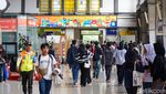 Ramainya Penumpang di Stasiun Jakarta Kota Saat Libur Panjang