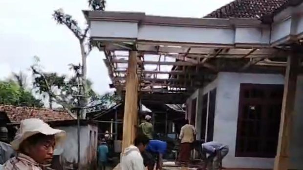 Rumah terbelah akibat tanah gerak di Pamekasan. Rumah terbelah akibat tanah gerak di Pamekasan.