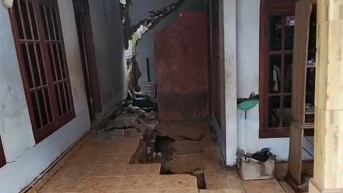 Rumah Terbelah Usai Tanah Gerak Meluas di Pamekasan, Warga Mengungsi