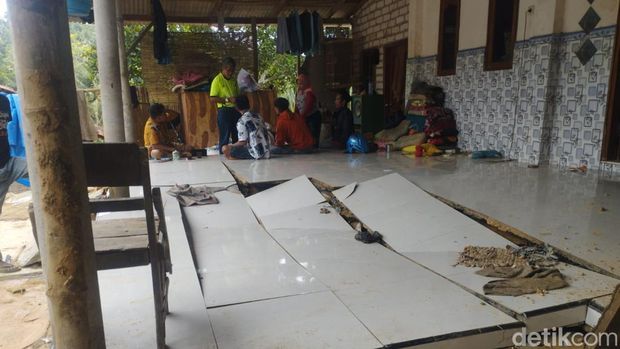 Rumah warga yang rusak akibat tanah gerak di Pamekasan.
