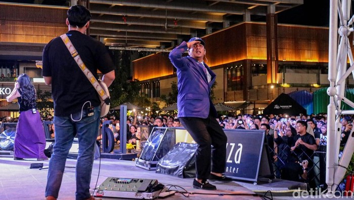 Konser The Storytelling Night yang dibawakan oleh musisi Sal Priadi berlangsung di La Piazza, Kelapa Gading, Jakarta, pada Sabtu (17/1/2026).
