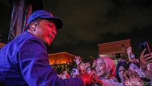 Di sela-sela penampilan, Sal Priadi menyapa para penggemarnya secara langsung, bahkan turun mendekat ke area penonton untuk berjabat tangan.