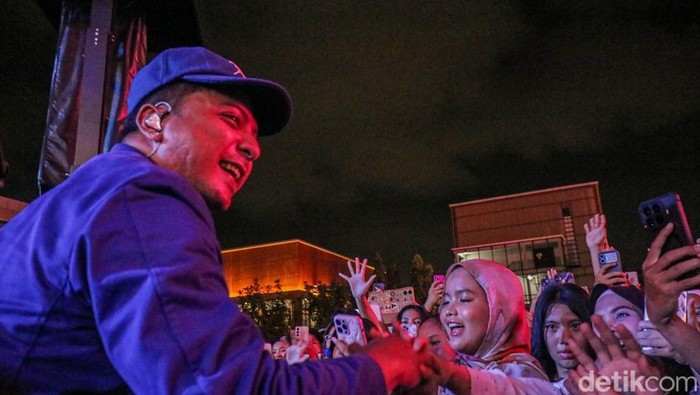 Konser The Storytelling Night yang dibawakan oleh musisi Sal Priadi berlangsung di La Piazza, Kelapa Gading, Jakarta, pada Sabtu (17/1/2026).