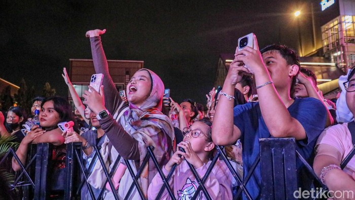 Konser The Storytelling Night yang dibawakan oleh musisi Sal Priadi berlangsung di La Piazza, Kelapa Gading, Jakarta, pada Sabtu (17/1/2026).