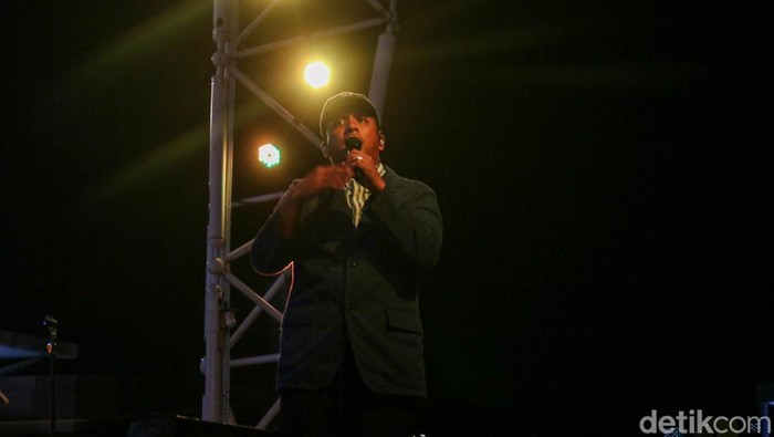 Konser The Storytelling Night yang dibawakan oleh musisi Sal Priadi berlangsung di La Piazza, Kelapa Gading, Jakarta, pada Sabtu (17/1/2026).