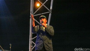 Konser pun menjadi pertunjukan yang tidak hanya menghibur, tetapi juga menghadirkan pengalaman musikal yang mendalam bagi para penggemar.