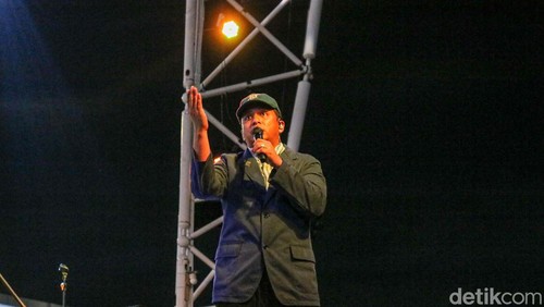 Konser The Storytelling Night yang dibawakan oleh musisi Sal Priadi berlangsung di La Piazza, Kelapa Gading, Jakarta, pada Sabtu (17/1/2026).