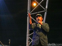 Sal Priadi Isi OST Film Monster Pabrik, Satir soal Orang yang Gila Kerja