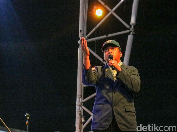 Konser The Storytelling Night yang dibawakan oleh musisi Sal Priadi berlangsung di La Piazza, Kelapa Gading, Jakarta, pada Sabtu (17/1/2026).
