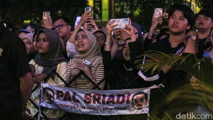 Konser The Storytelling Night yang dibawakan oleh musisi Sal Priadi berlangsung di La Piazza, Kelapa Gading, Jakarta, pada Sabtu (17/1/2026).