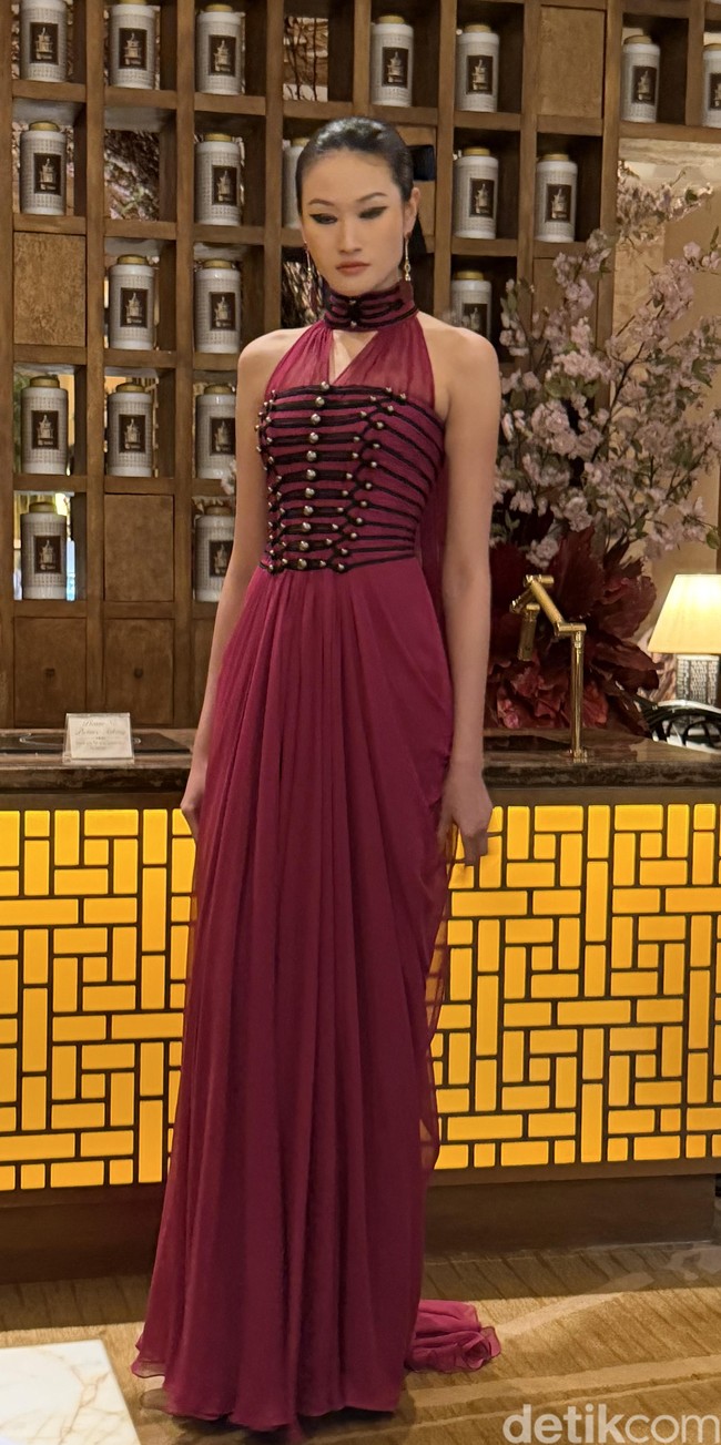 Tampak upaya kedua desainer untuk tetap relevan dengan tren setelah referensi estetika militer klasik Eropa mendominasi panggung mode dunia setahun terakhir dan diprediksi bakal tetap bertahan. (Foto: Daniel Ngantung/detikcom)