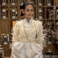 Bermunculan dekorasi tassel yang menghiasi deretan busana, terutama sebagai pemanis kancing yang seakan juga mengingatkan pada buntut kuda. Detail tali juga dihadirkan lewat aksen bulu yang memberi sentuhan glamor. (Foto: Daniel Ngantung/detikcom)