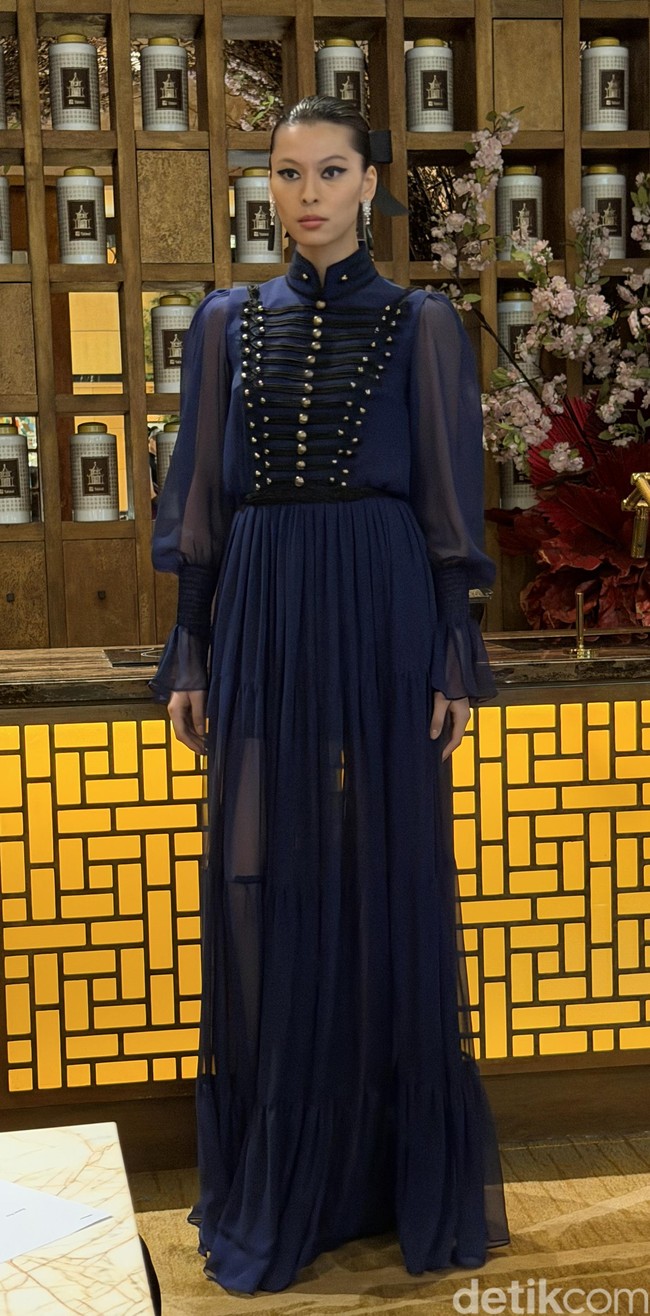 Seba, demikian sapaan akrab untuk Sebastian, dan Cristina kemudian menerjemahkannya ke dalam siluet busana cheongsam yang tegas dengan infusi gaya era Napoleon. (Foto: Daniel Ngantung/detikcom)