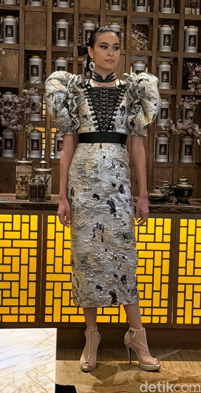 Cheongsam pun tampil segar dengan modifikasi pada bagian kerah dan bodice sehingga memberi kesan kekinian. (Foto: Daniel Ngantung/detikcom)