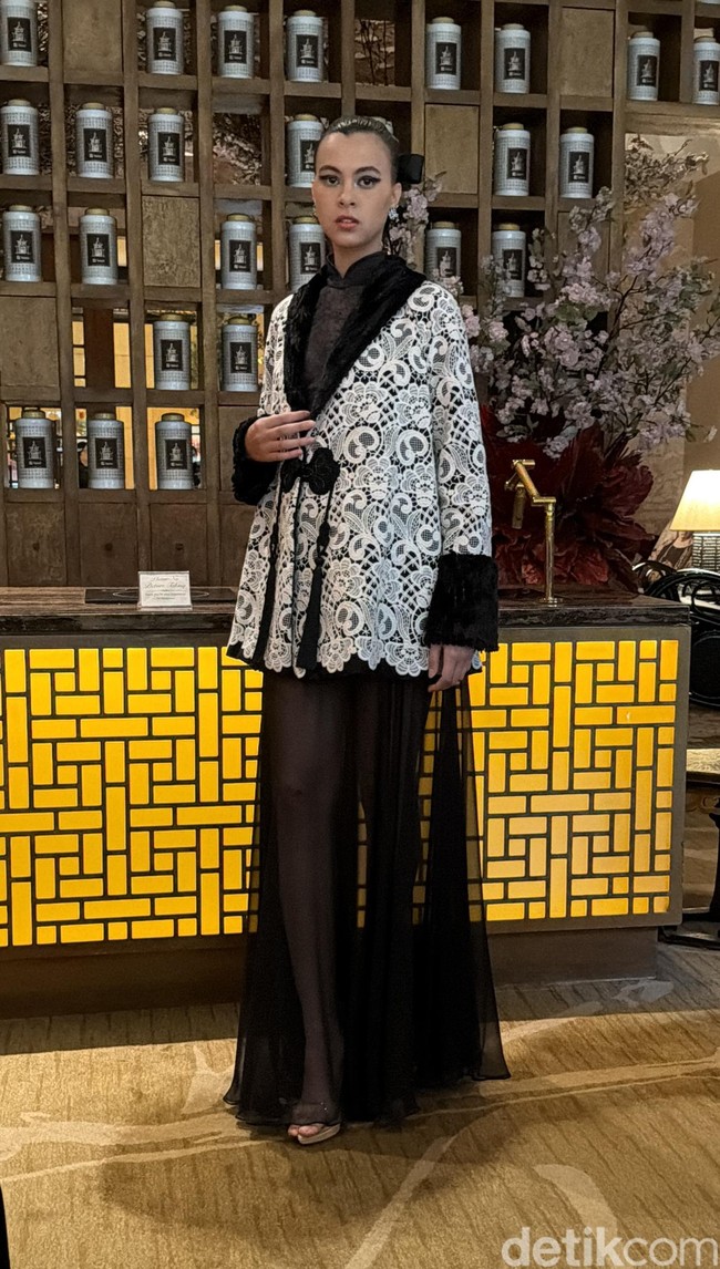 Pilihan outer yang versatile menjadi tawaran yang menarik Sebastian Gunawan Signature. Fashion item ini bisa digunakan untuk kesempatan lain di luar Imlek. (Foto: Daniel Ngantung/detikcom)