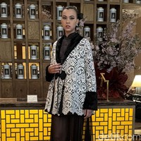 Pilihan outer yang versatile menjadi tawaran yang menarik Sebastian Gunawan Signature. Fashion item ini bisa digunakan untuk kesempatan lain di luar Imlek. (Foto: Daniel Ngantung/detikcom)