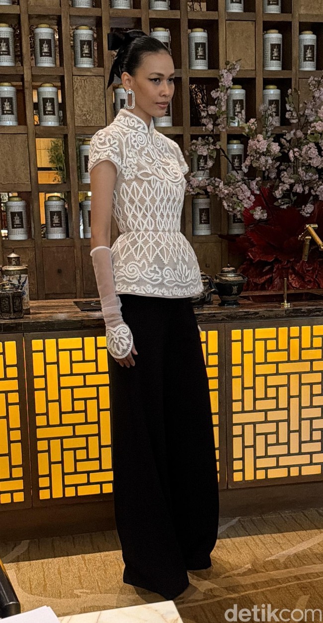 Atasan berpeplum mempertegas lekuk bagi mereka yang ingin tampil menonjol saat perayaan Imlek 2026. (Foto: Daniel Ngantung/detikcom)