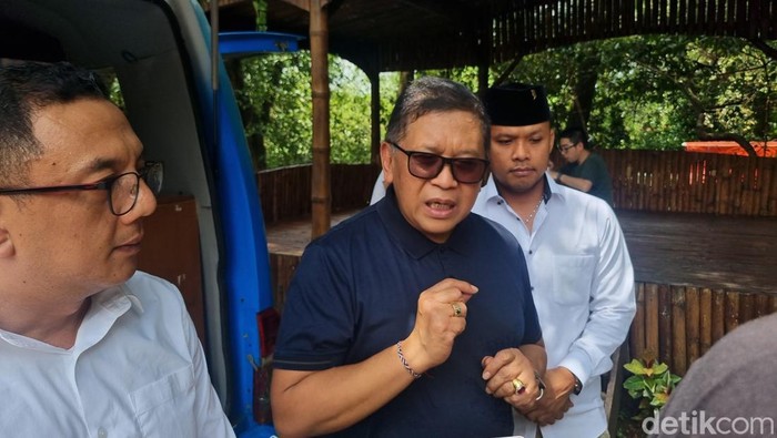 Sekjen PDI Perjuangan Hasto Kristiyanto di Mangrove Gunung Anyar, Surabaya