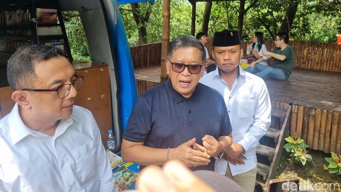 Sekjen PDI Perjuangan Hasto Kristiyanto di Mangrove Gunung Anyar, Surabaya