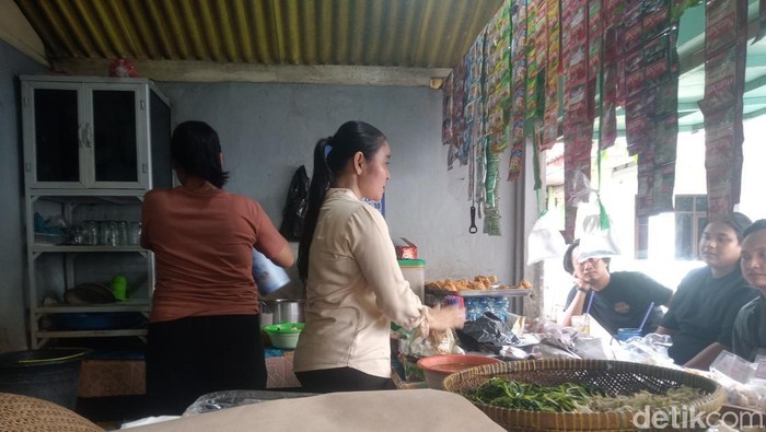 Suasana di warung Rumbah Darinih