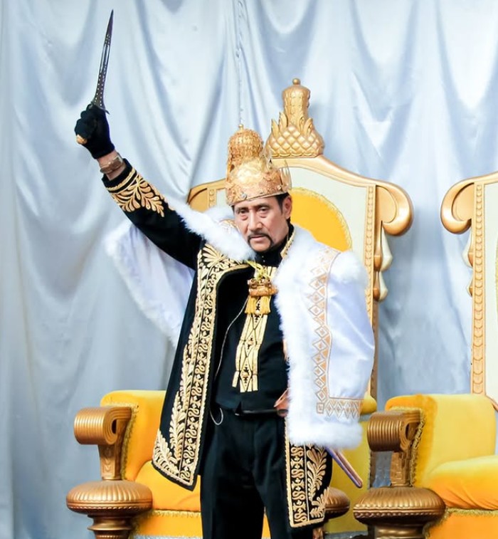 Ayahnya wafat pada 5 Agustus 2018. Kemudian Sultan Adji diangkat menggantikan sang ayahanda pada 15 Desember 2018 dan dinobatkan di Keraton atau Museum Mulawarman.