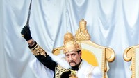 Sultan Adji Muhammad Arifin lahir di Wassenaar, Provinsi Zuid-Holand, Belanda pada 9 Februari 1951. Ayah Sultan Adji, Sultan Adji Muhammad Salehuddin II, wafat pada 5 Agustus 2018. Kemudian Sultan Adji diangkat menggantikan sang ayah pada 15 Desember 2018 dan dinobatkan di keraton atau Museum Mulawarman/Foto: Istimewa (dok Instagram @kesultanan_kutai_kartanegara).